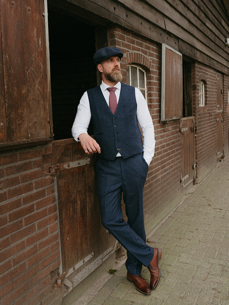 The Bookmaker | 3-piece ready-to-wear suit | Blue herringbone | Red-yellow overcheck