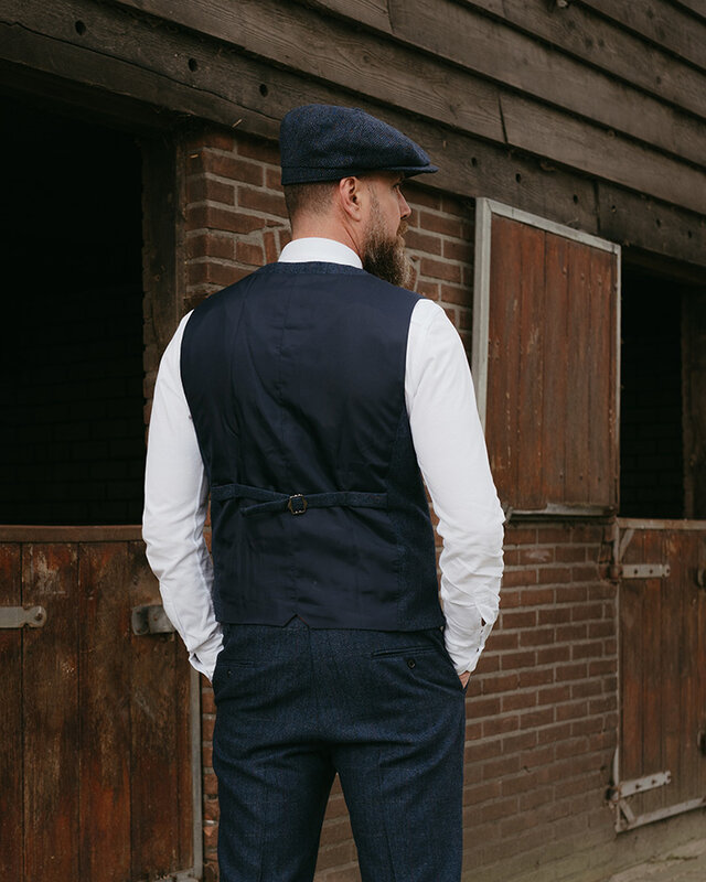 The Bookmaker | Traje de confección de 3 piezas | Espiga azul | Sobrecuadro rojo y amarillo