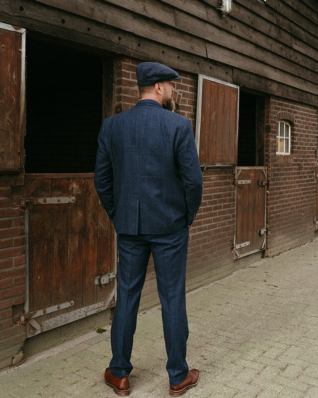 The Bookmaker | Costume prêt-à-porter 3 pièces | Chevrons bleus | Surcarreau rouge et jaune