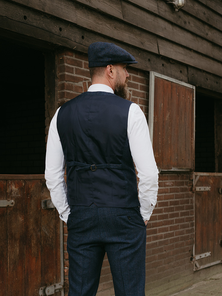 The Bookmaker | Weste | Blaue Fischgratbindung | Rot-gelber Überkaro