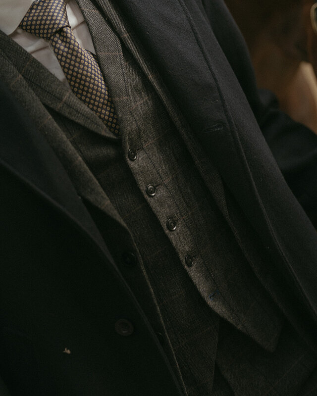 The Patriarch | Chaleco | Espiga Gris antracita | Sobrecuadro azul y marrón