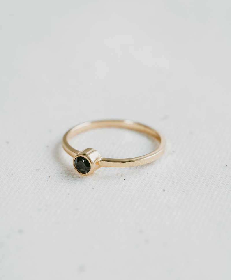 Gold Plated Minimalistische Ring Met Onyx Keala
