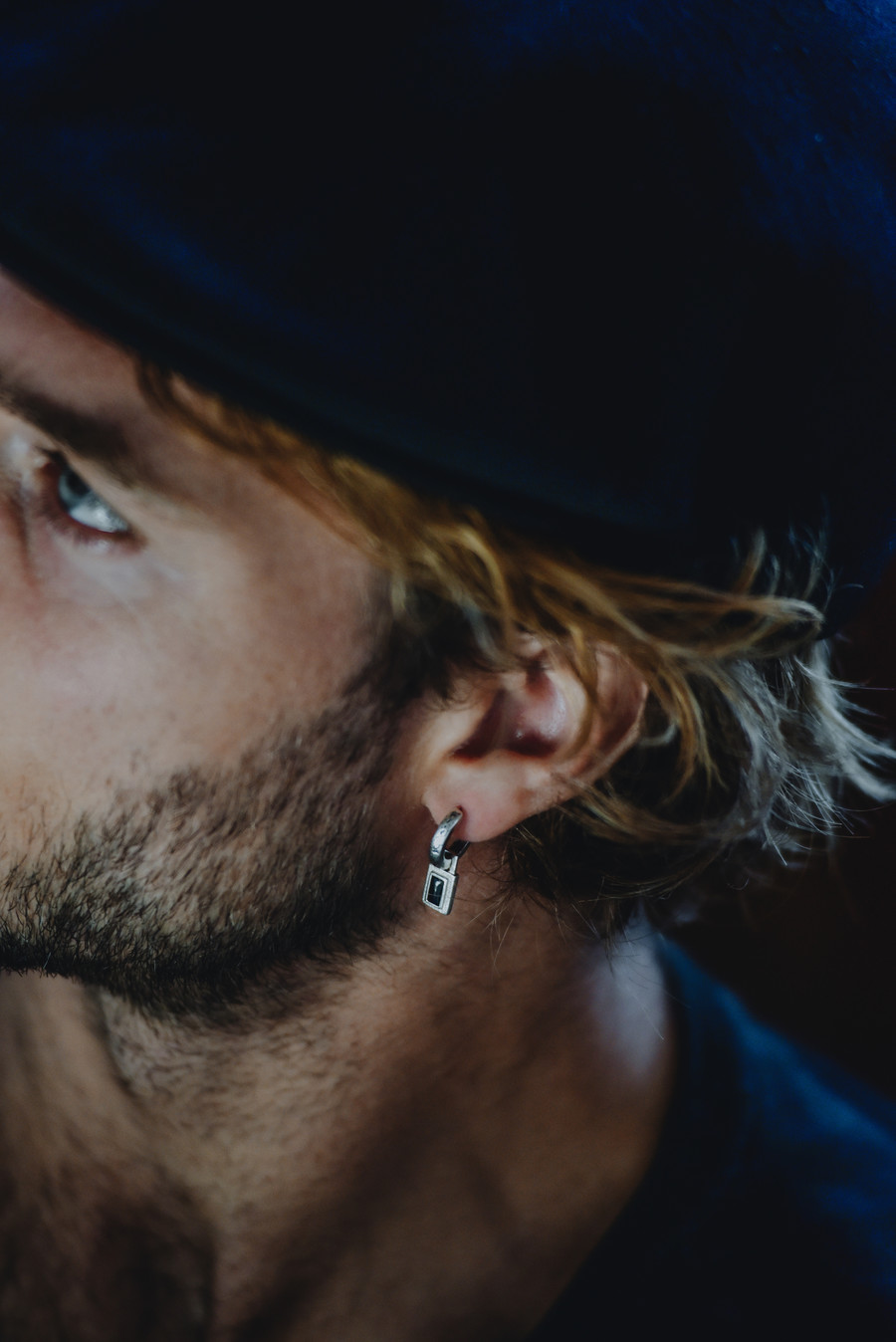 Single Textured Silver Earring Men Kamau - Taj Amsterdam