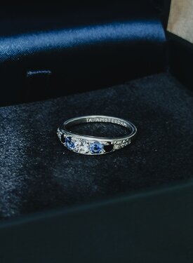 Silberner Ring mit Steinen Aki