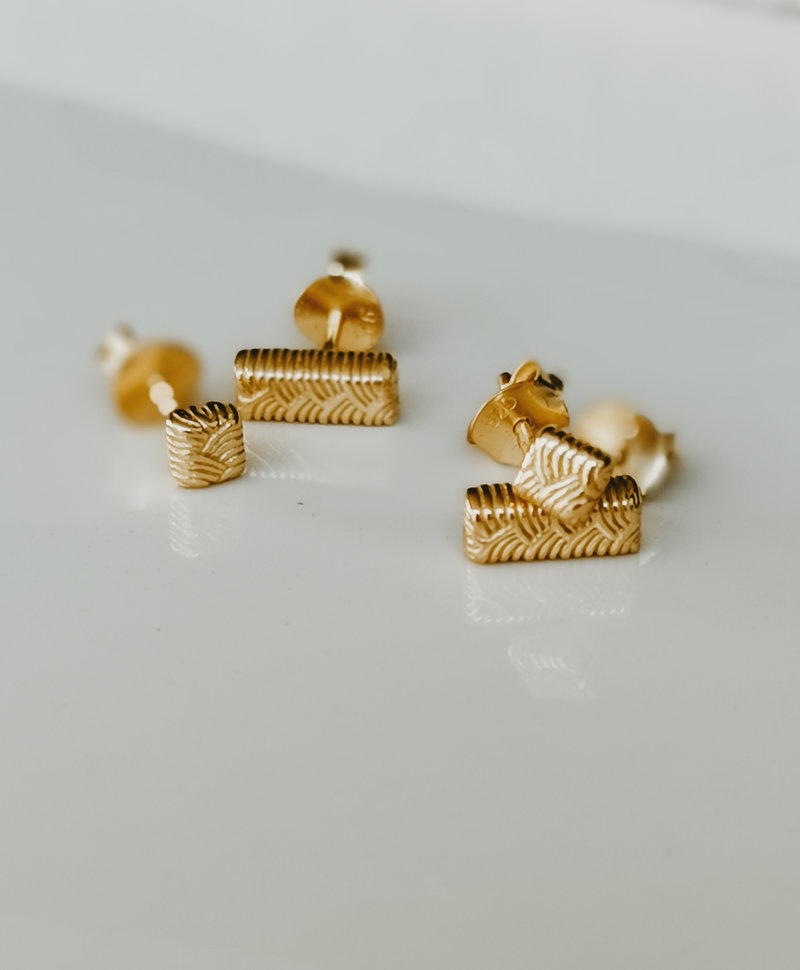 Single Herringbone Ear Stud Miku (Small), Gold Plated