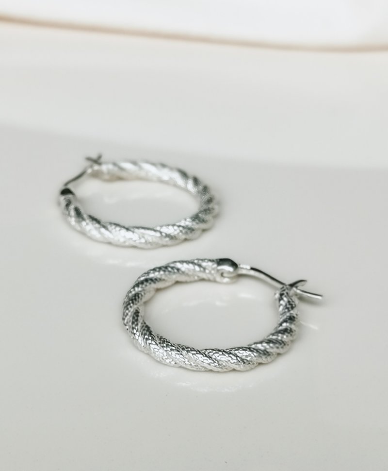 Single Large Twisted Hoop Earring Kiyomi, Silver