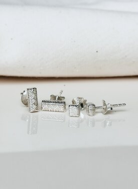 Enkele Zilveren Herringbone Ear stud Miku (Large)