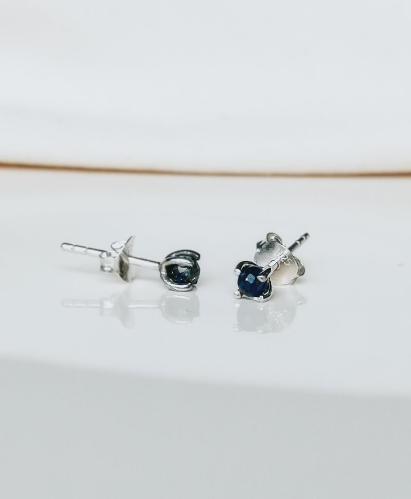 Enkele Zilveren Kleine Lapis Lazuli Ear Stud Mana