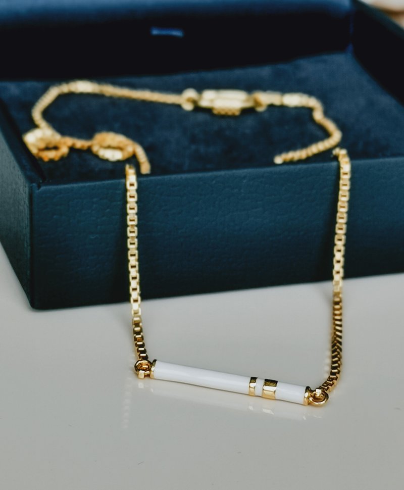 Gold Plated Ketting Met Emaille Staafje Izumi