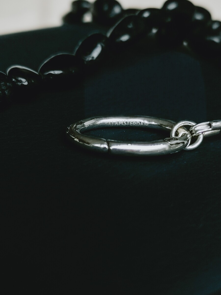 Ovale oorringen met hanger gerhodineerd zilver onyx