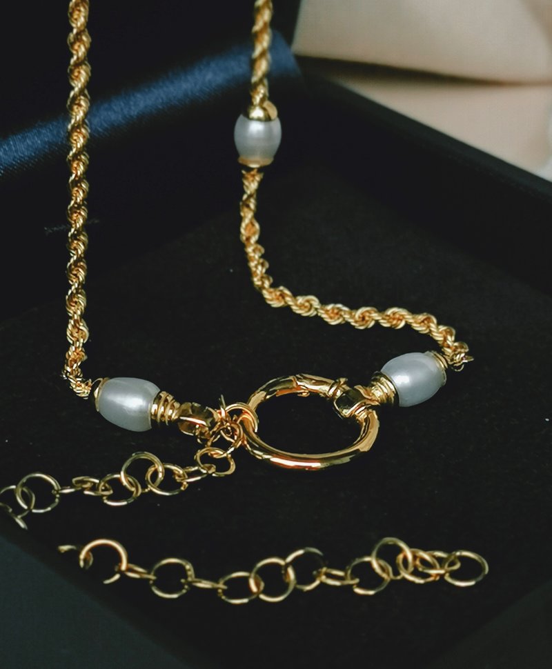 Vergoldete Dreh-Halskette mit Perlen Chiyo