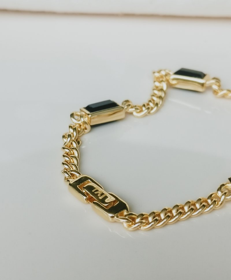 Vergoldetes Armband mit Onyx Chiasa