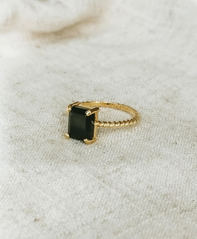 Twisted Onyx Ring Yugen, Gold Plated