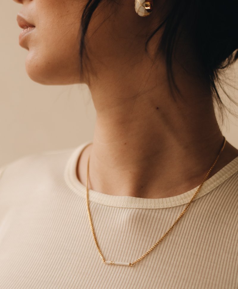 Vergoldete Halskette mit Emaille-Bar Izumi