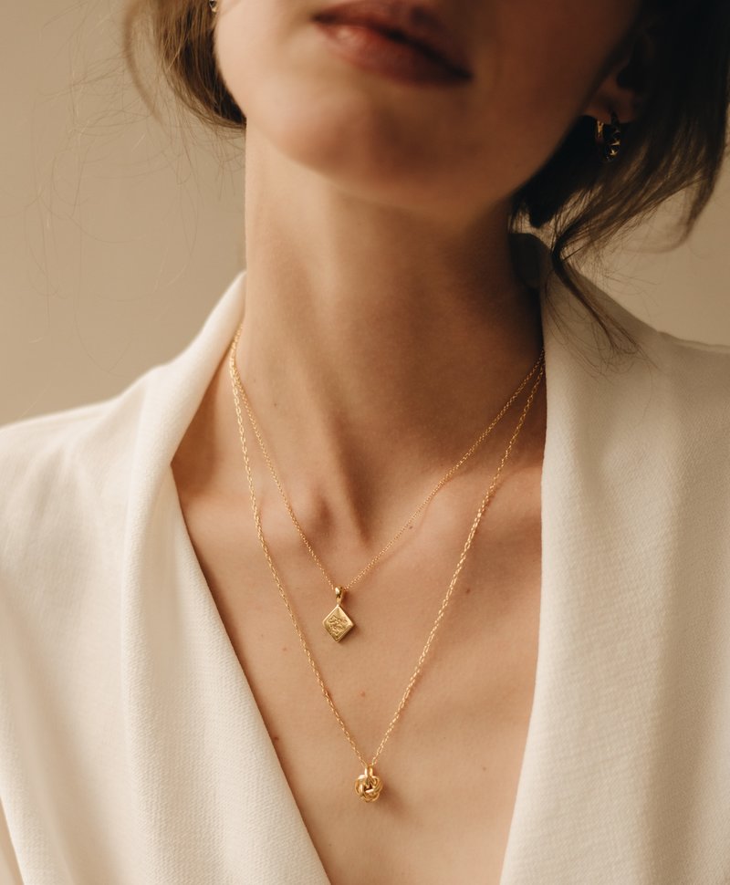 Eternal Knot Pendant Mei, Gold Plated