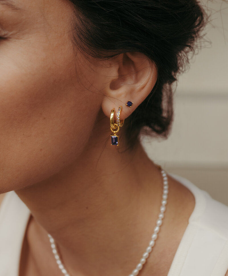 Einzelner vergoldeter Ohrring mit blauen Steinen Mai