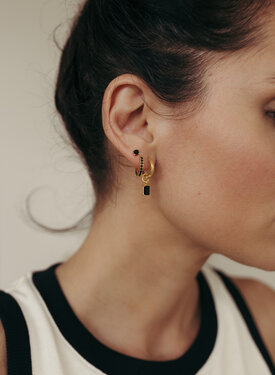 Single Small Onyx Ear Stud Mana, Gold Plated