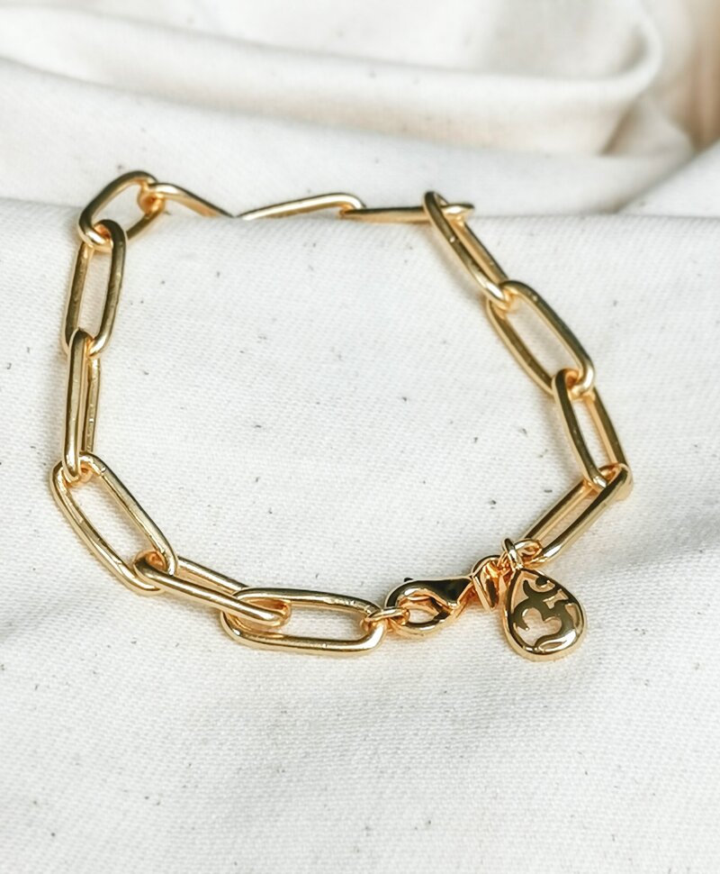 Gold Plated Armband Met Ohm Bedeltje Melpomene