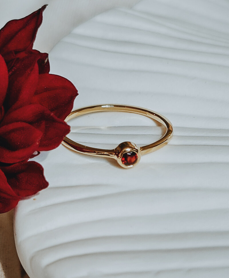 Bague Minimaliste Plaquée Or Avec Grenat Keala