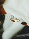 Minimalistischer Goldring mit rotem Granat Keala