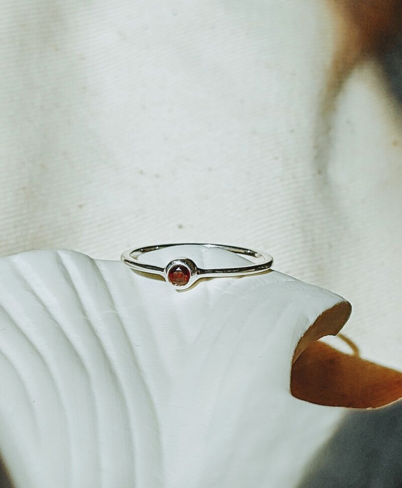 Zilveren Minimalistische Ring Met Granaat Keala