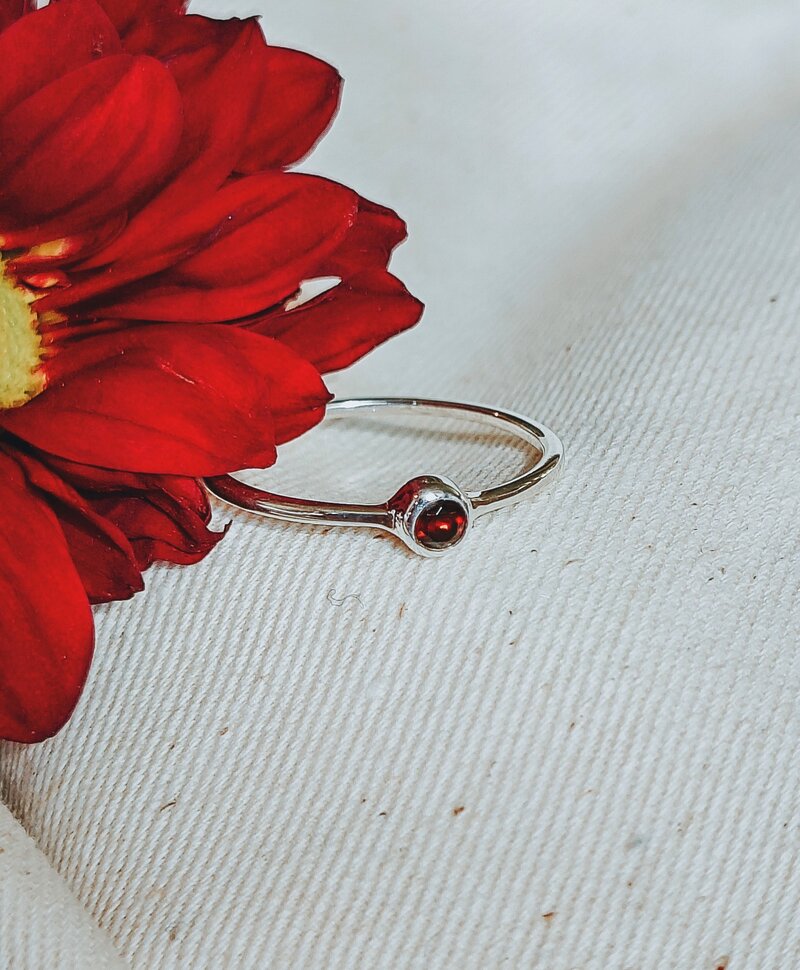 Zilveren Minimalistische Ring Met Granaat Keala