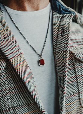 Silberner Anhänger Mit Roten Stein Herren Chetas