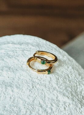 Gold Plated Hoop Oorbellen Met Groen Steentje Vertine