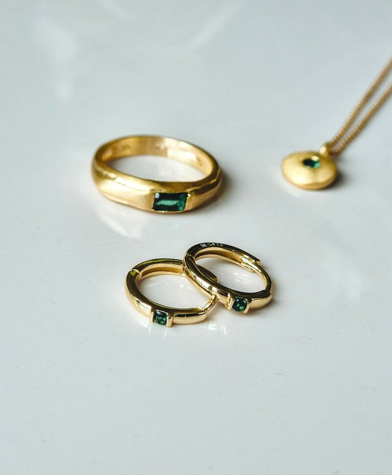 Gold Plated Hoop Oorbellen Met Groen Steentje Vertine