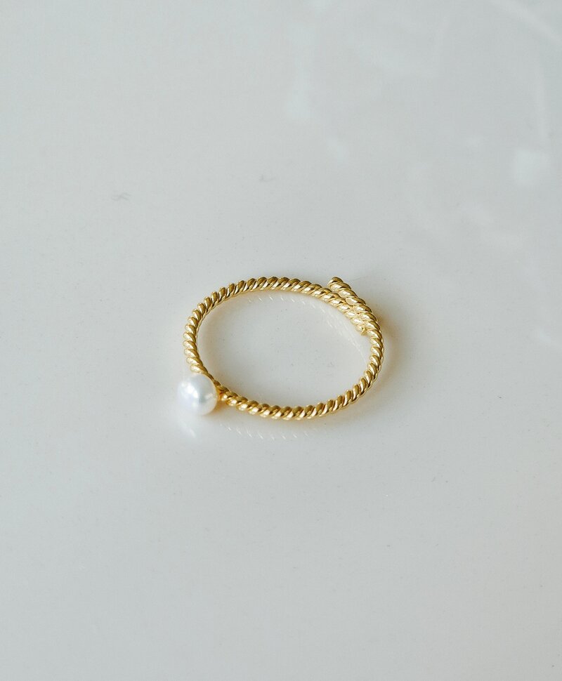 Pearl Ring With Twisted Band Noémie, Gold Plated