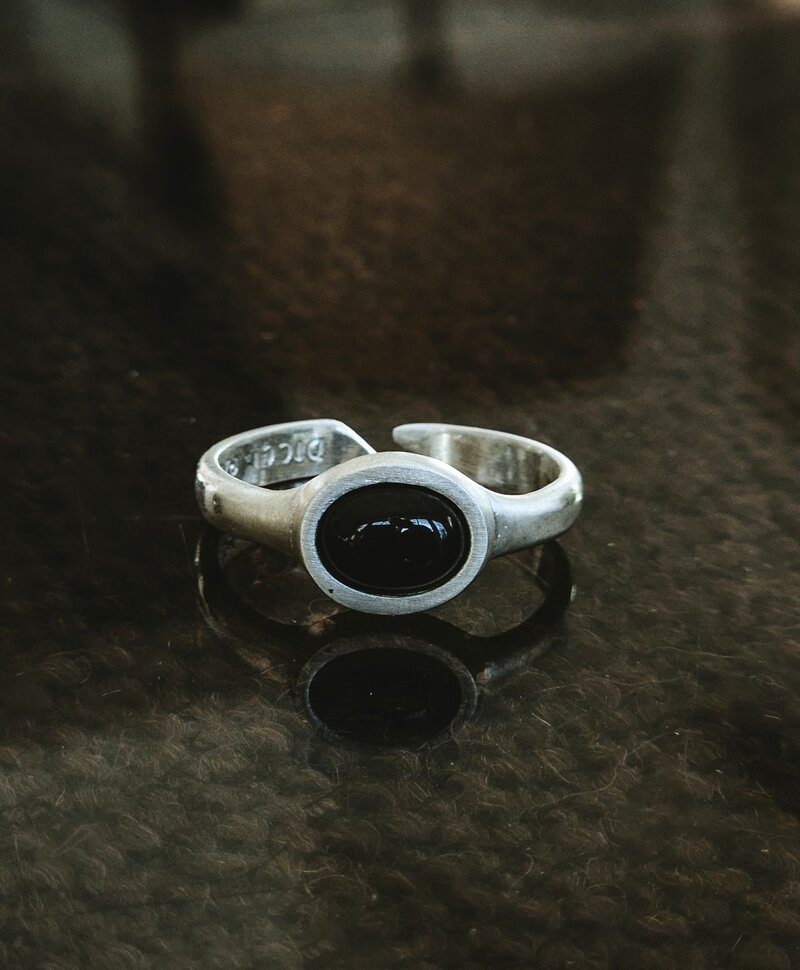 Silberner Herrenring Mit Ovalem Schwarzem Onyx Zephyr