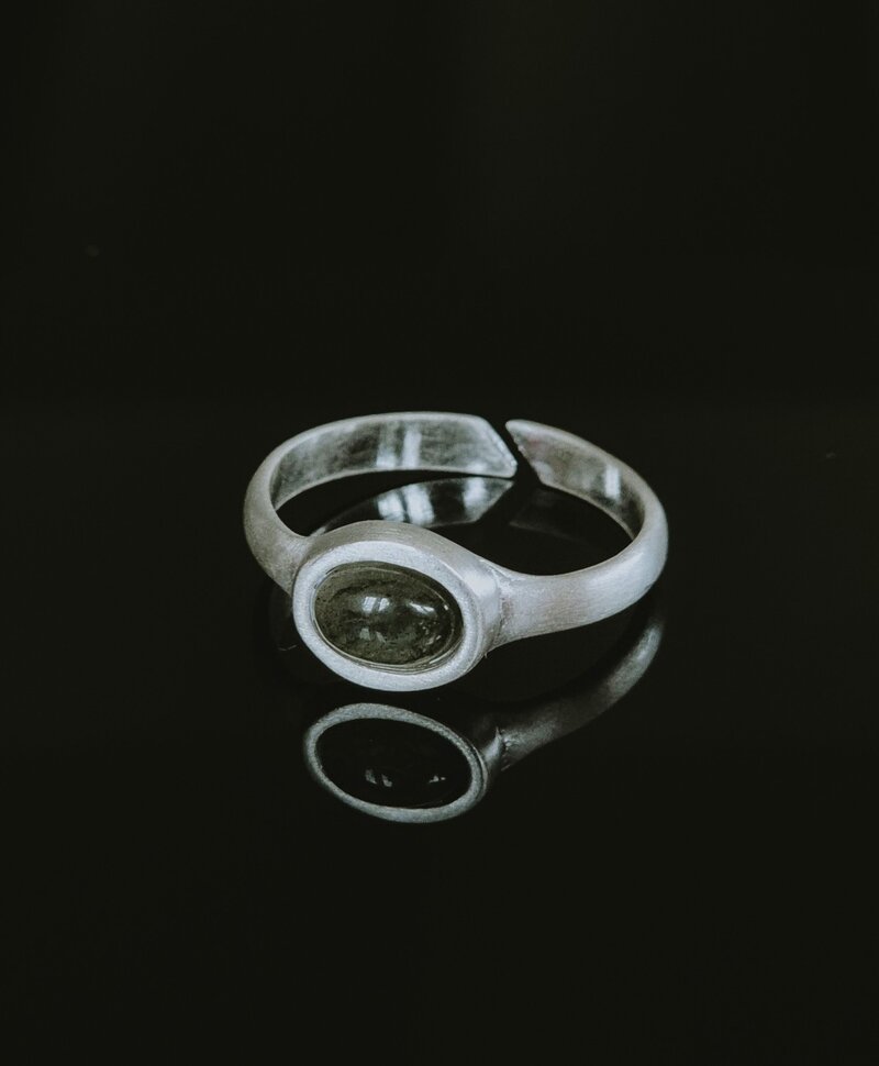 Silver Men’s Ring With Labradorite Zephyr