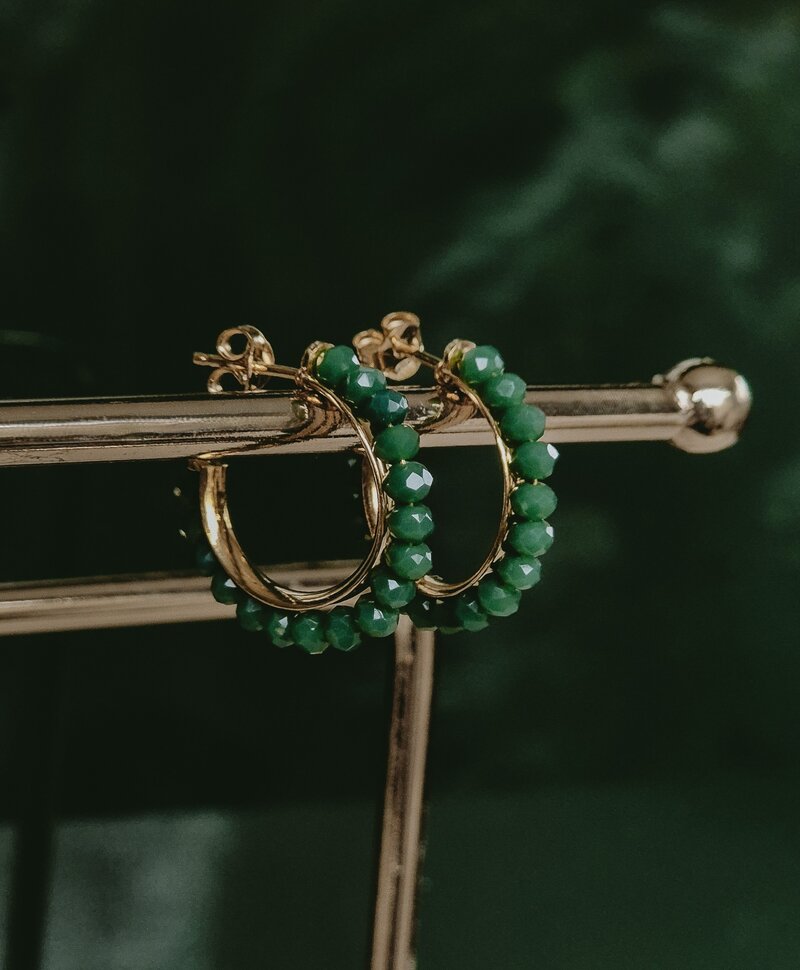 Gold Plated Hoop Oorbellen met Groene Stenen Anaïs