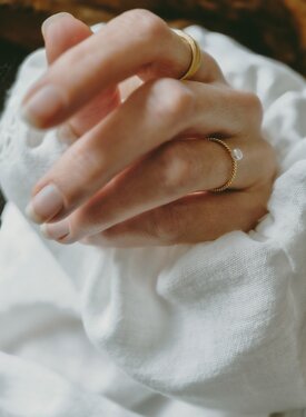 Vergoldeter Perlenring Mit Gedrehtem Band Noémie