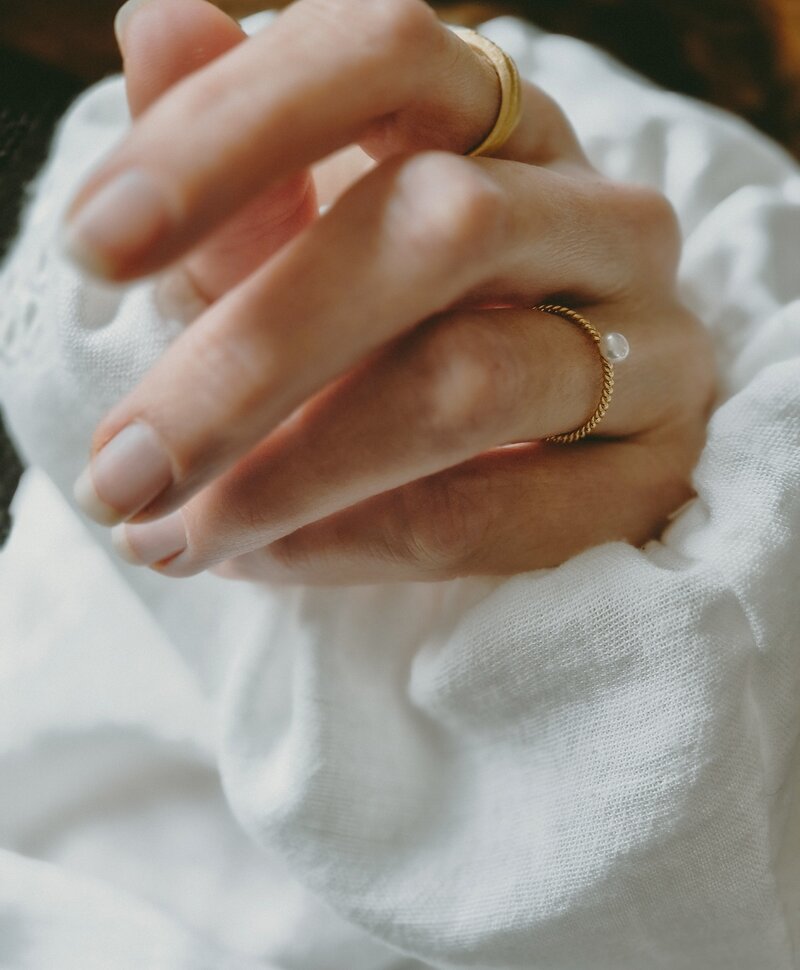 Gold Plated Parel Ring Met Gedraaide Band Noémie