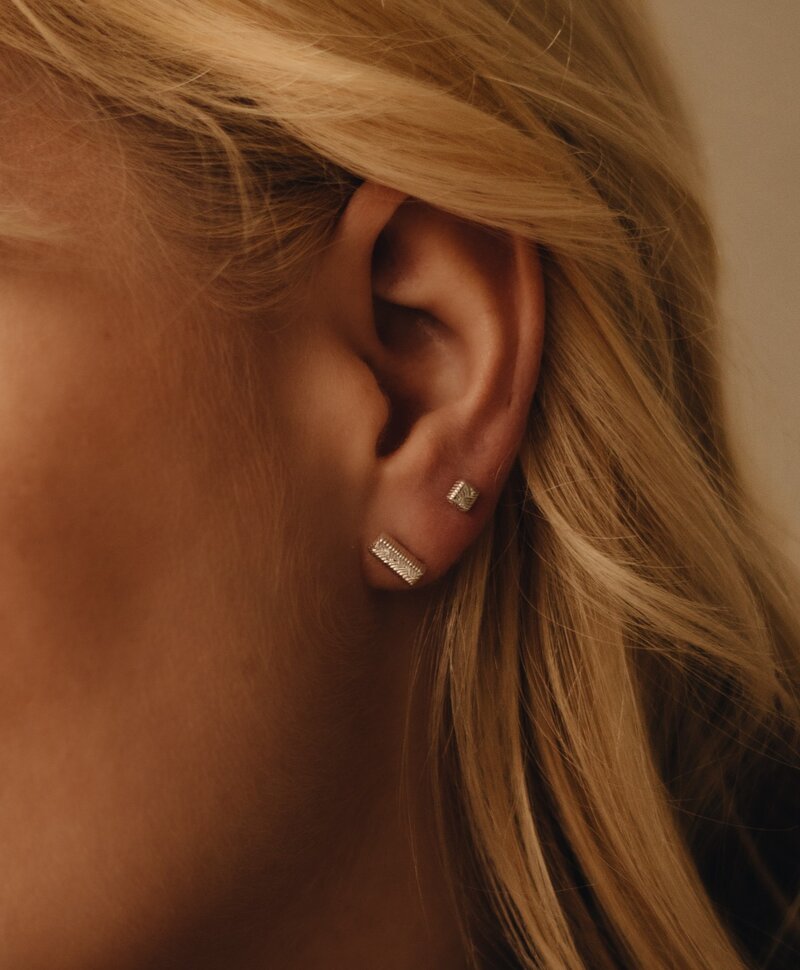 Single Herringbone Ear Stud Miku (Small), Silver