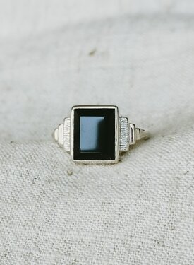 Silberner, zeitloser Onyx-Ring Koko