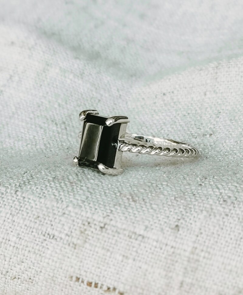 Twisted Onyx Ring Yugen, Silver