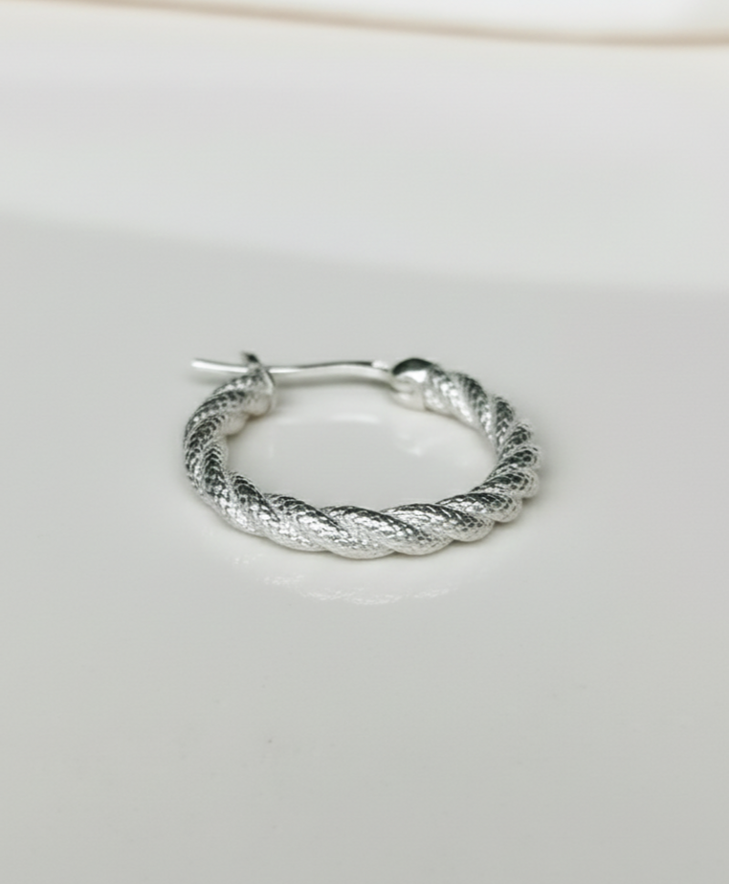 Einzelner silberner, großer Dreh-Ohrring Kiyomi