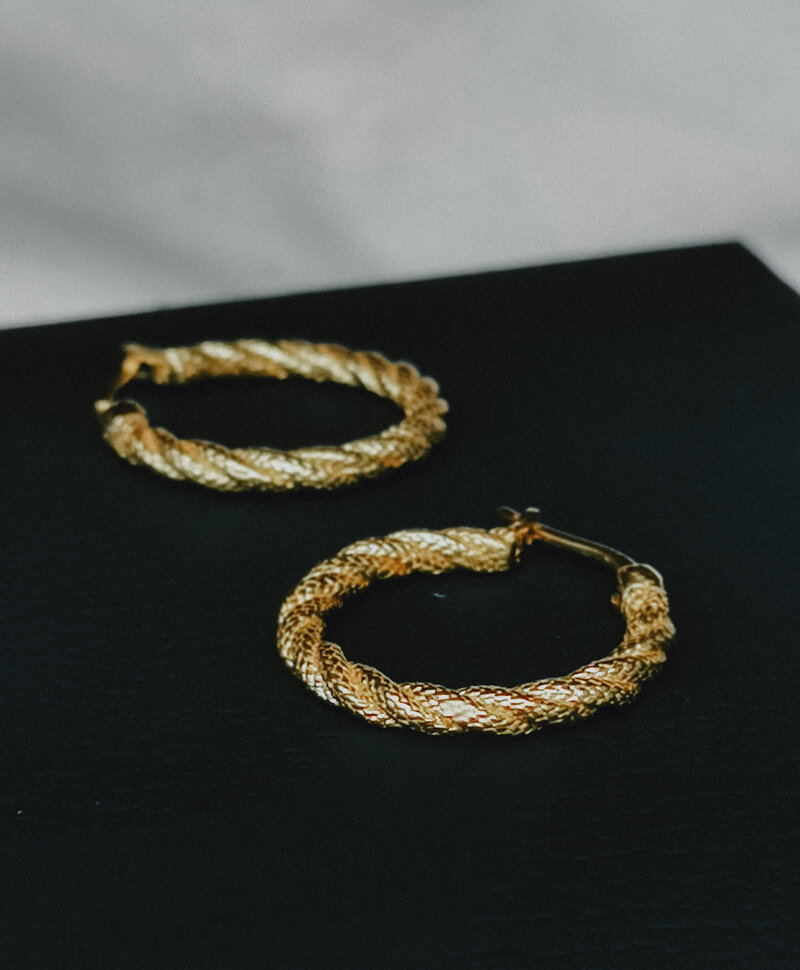 Enkele Gold Plated Grote Gedraaide Oorbel Kiyomi