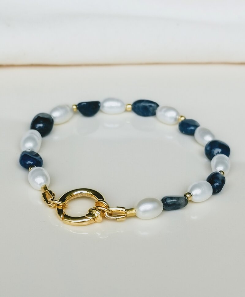 Vergoldeter Lapislazuli & Perlenarmband Aiko