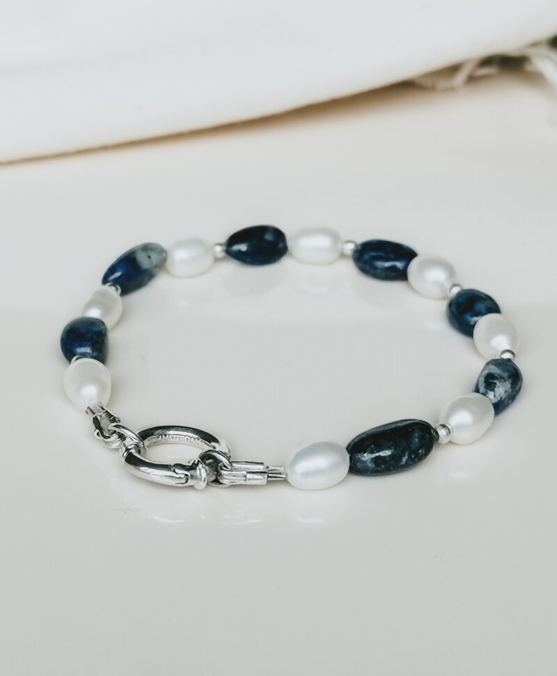 Silberner Lapislazuli & Perlenarmband Aiko