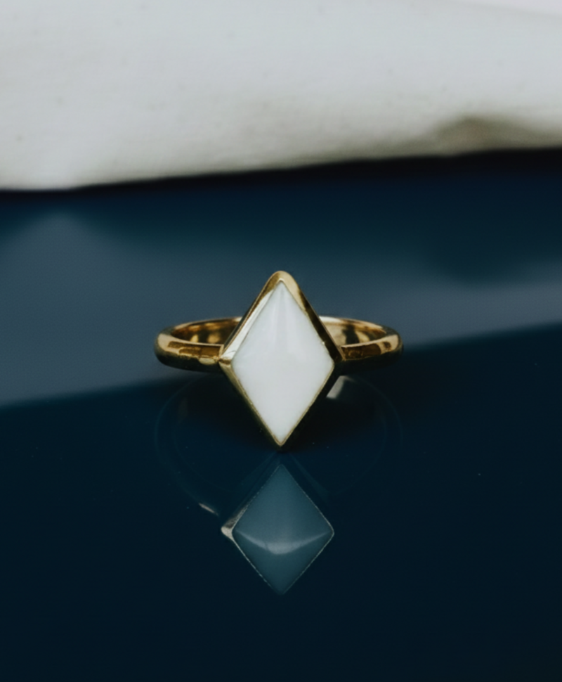 Vergoldeter Ring mit weißem Achatstein Jun