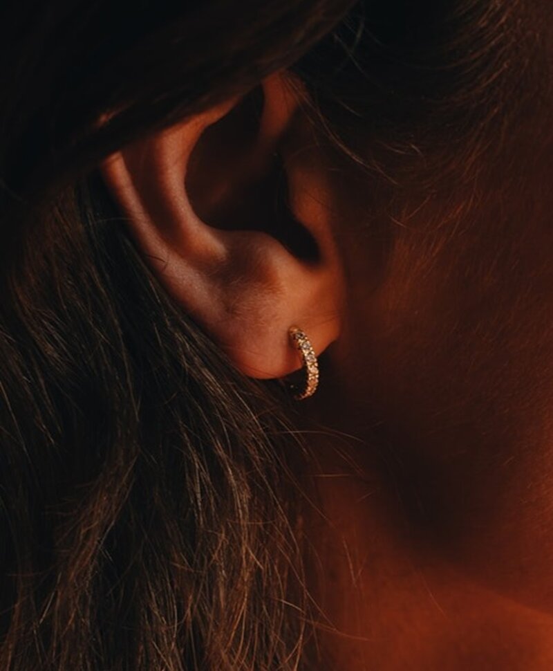 Single White Sparkle Earring Mai, Gold Plated