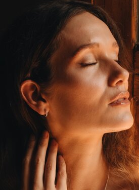 Einzelner silberner Ohrring mit weißen Steinen Mai