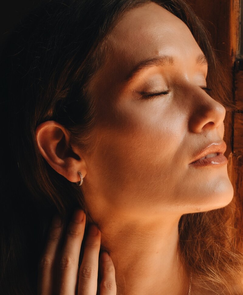 Einzelner silberner Ohrring mit weißen Steinen Mai