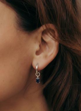 Einzelner, silberner Ohrring mit Nano-Saphir-Rin