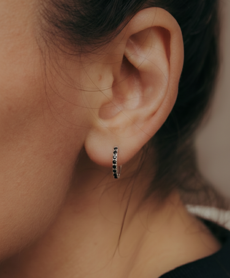 Single Black Sparkle Earring Mai, Silver