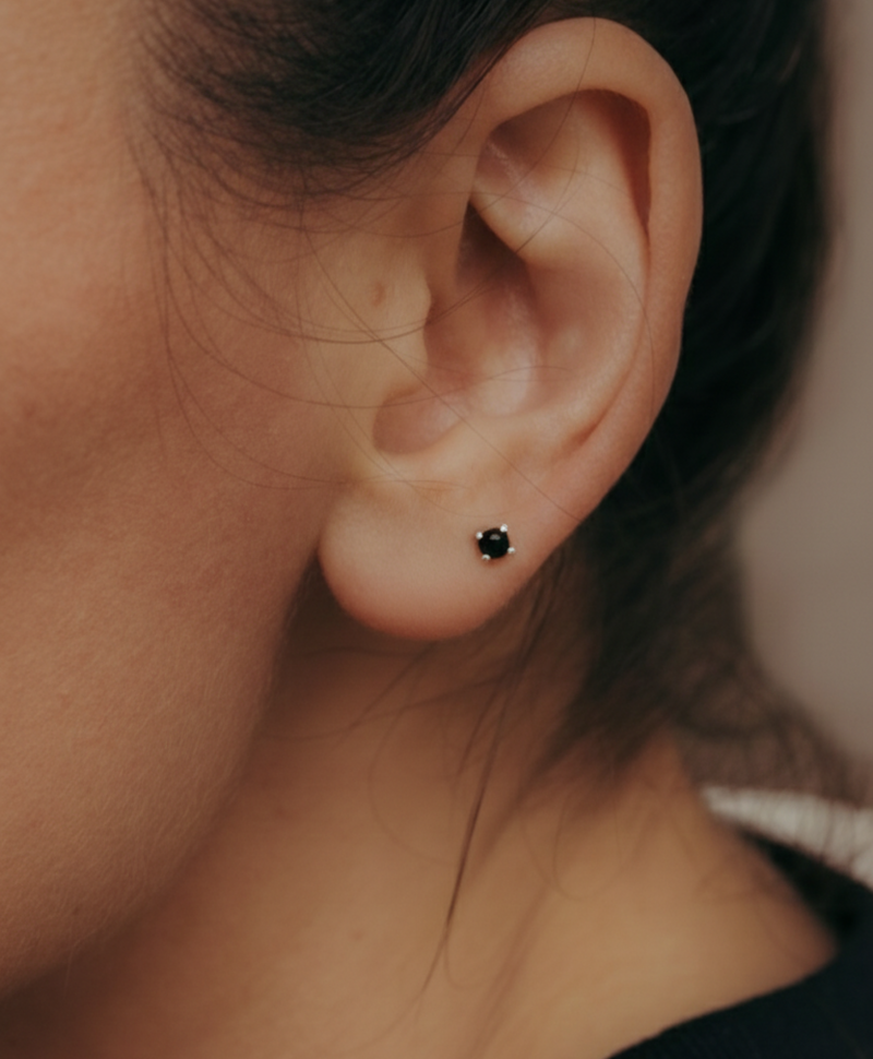 Single Small Onyx Ear Stud Mana, Silver