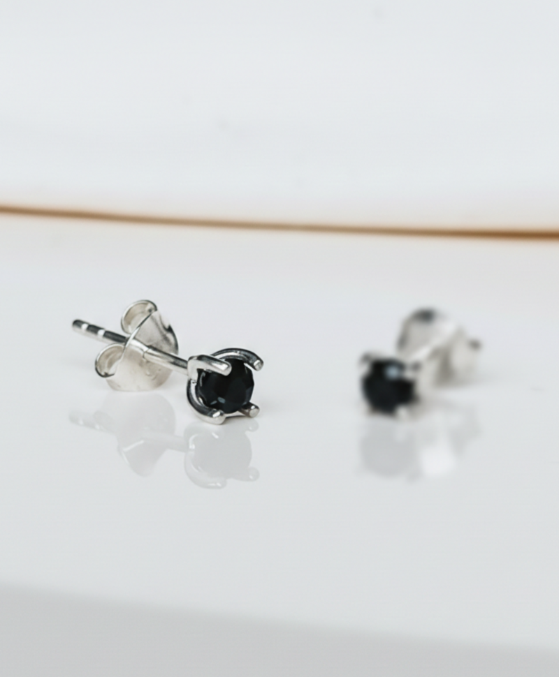 Einzelner, silberner kleiner Onyx-Ohrstecker Mana